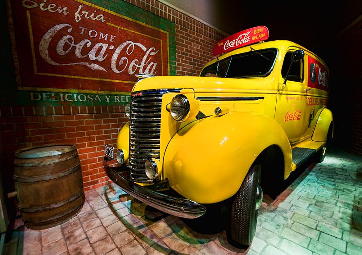 Sehenswürdigkeiten in der USA - World of Coca-Cola - Yellow Truck in Atlanta Sehenswürdigkeiten in der USA - World of Coca-Cola - Yellow Truck in Atlanta. © 2014, Kevin C. Rose /AtlantaPhotos.com