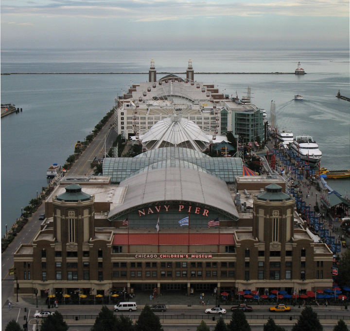 Sehenswürdigkeiten in der USA - Der berühmte Navy Pier in Chicago im Bundesstaat Illnois.