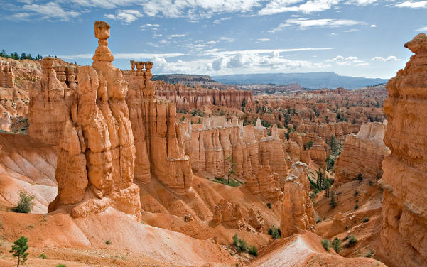 Bryce Canyon mit atemberaubenden Gesteinsformationen - Hoodoos - Sehenswürdigkeiten USA Bryce Canyon mit atemberaubenden Gesteinsformationen - Hoodoos - Sehenswürdigkeiten USA
